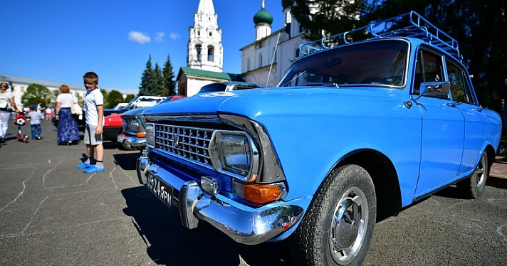 На Советской площади стартовало ралли классических автомобилей_165546