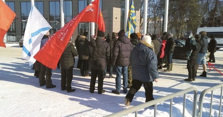 В 20-градусный мороз ярославец пришёл на малочисленный митинг в шортах