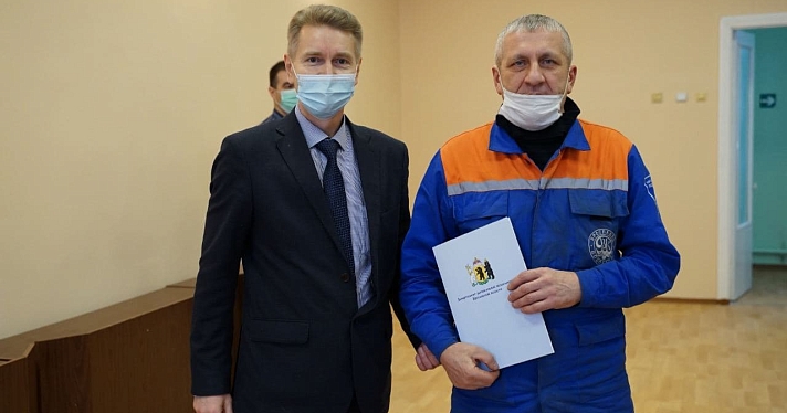 Малыш ушел под лед: сотрудников «Ярославльводоканала», которые спасли ребенка, наградили грамотами_170109
