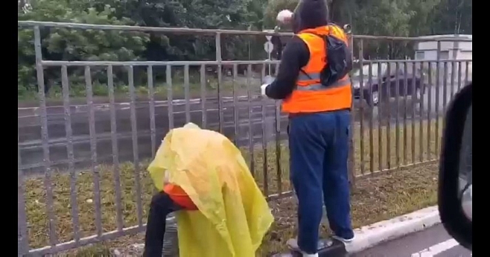 В Заволжском районе в дождь красили ограждение на разделительной полосе