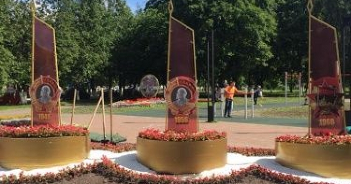 В парке Мира разбили клумбы с орденами комсомола: ярославцы сравнили их с надгробиями, а озеленители все объяснили