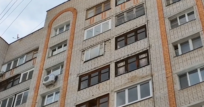Пьянствует, тащит хлам и не пускает газовщиков: жители дома на улице Панина пожаловались на нерадивого соседа