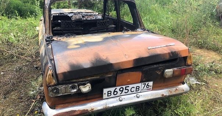 В Ярославле ночью сгорел «Москвич»: видео _165837