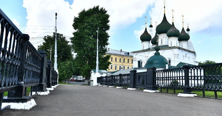 В центре Ярославля перекрыли пешеходный мост. Причина