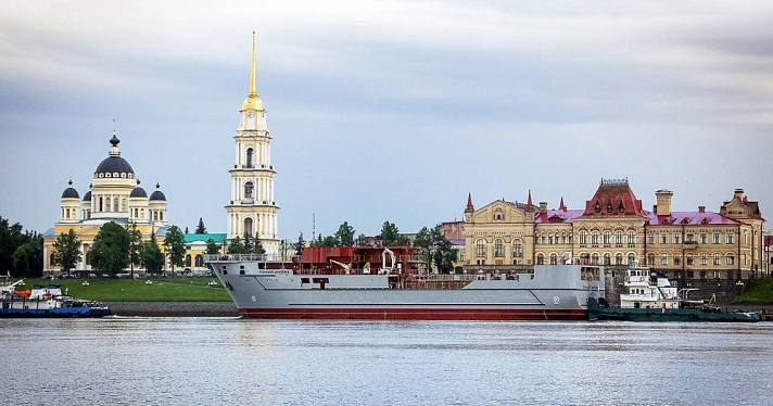 Самое большое судно отправилось из Ярославской области в Севастополь