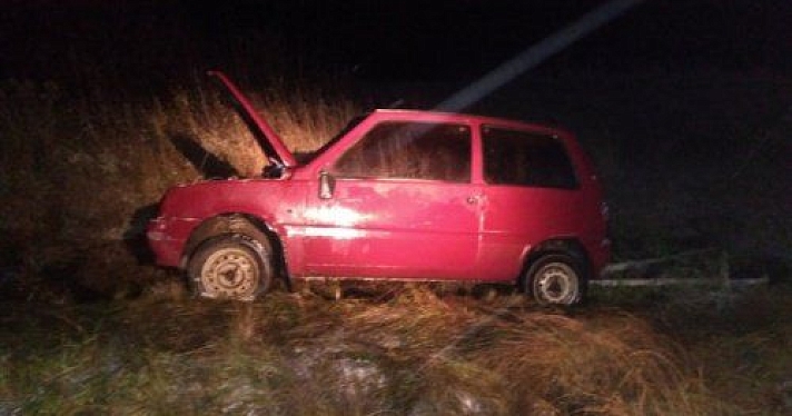 В Угличском районе легковой автомобиль съехал в кювет 