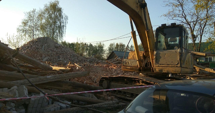 Фото дня. Руины здания волостного управления в Диево-Городище, разрушенного 7 мая_157923