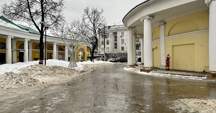 Мокро, скользко и больно: десять фотографий заледеневшего центра Ярославля