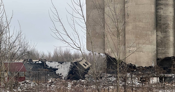 Что-то пошло не по плану: в Ярославле снесли одну из «башен» элеваторов, после чего работы остановили_225069