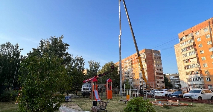 «Помогите уберечь здоровье детей»: ярославцы жалуются на вышку сотовой связи у детской площадки_216572