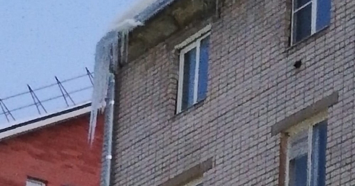 «Ждет свою жертву»: ярославцы жалуются на сосульку на здании поликлиники