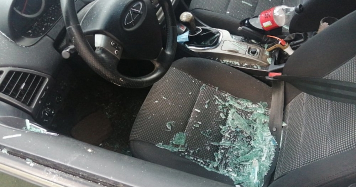 Жителю Рыбинска ночью разбили авто