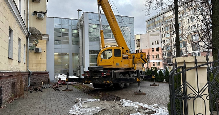 В Ярославле начали возводить новую пристройку к дому на улице Победы_225307