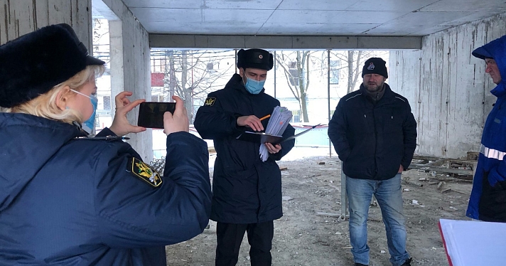 Собственники требуют вернуть деньги за квартиры: приставы накрыли стройку в центре Ярославля_171633