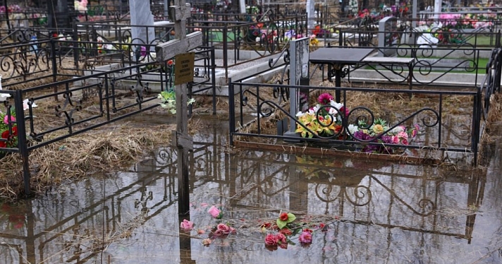 Могилы ушли под воду: в Ярославле затопило Осташинское кладбище