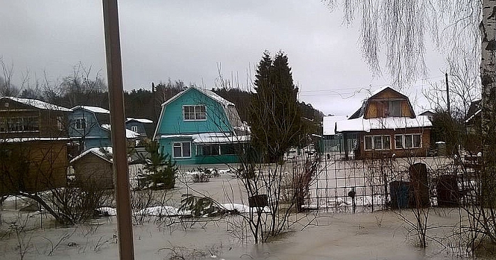 «Дома стоят в воде по окна». Ярославцы бьют тревогу из-за подтопления участков
