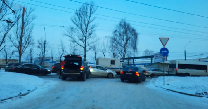В Ярославле в утренний час пик на Московском проспекте произошло сразу два ДТП_233509
