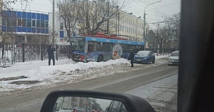В Ярославле произошло ДТП с участием автобуса и троллейбуса