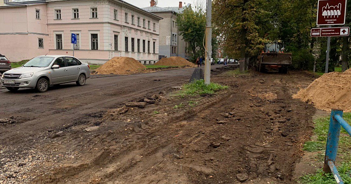 Фото дня. Тротуары перед главным зданием педагогического университета продолжают готовить к новому учебному году_160480