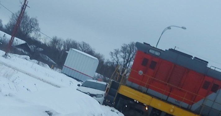 В Ярославской области тепловоз протаранил автомобиль такси