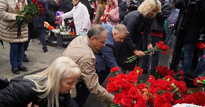 Ярославцы почтили память погибших хоккеистов «Локомотива»_219915