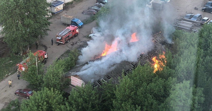 Рядом с локомотивным депо на Угличской в Ярославле сгорел нежилой барак_140001