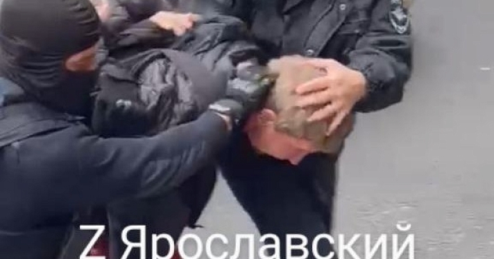 В Ярославле задержали мужчину, который поджег патриотический баннер в центре города