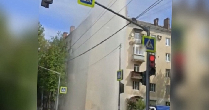 В Ярославле сквозь асфальт просочился фонтан: видео