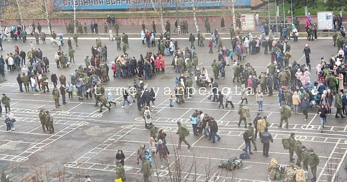 Тревожный и трогательный момент: в Ярославле начались отправки мобилизованных_224456