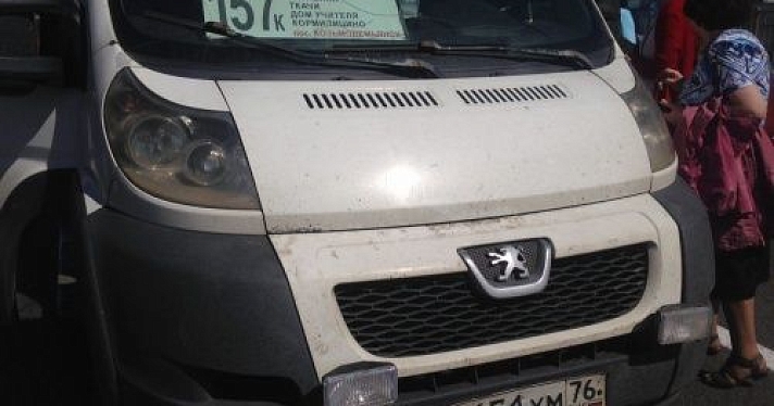 Водителю пригородной маршрутки в Ярославле стало плохо за рулем. Он успел нажать на тормоз