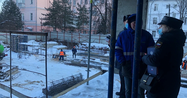 Собственники требуют вернуть деньги за квартиры: приставы накрыли стройку в центре Ярославля_171630