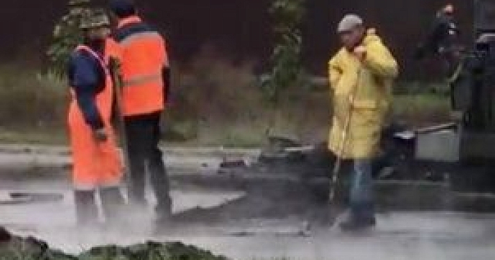 На проспекте Авиаторов асфальт снова решили укладывать в лужи и грязь