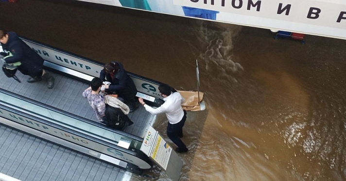 Народ разбегался от воды: в ТЦ Ярославля назвали причину потопа