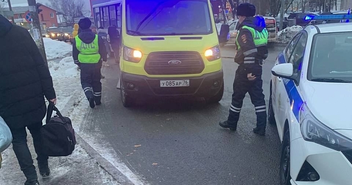 В Ярославле автобус на пешеходном переходе сбил подростка