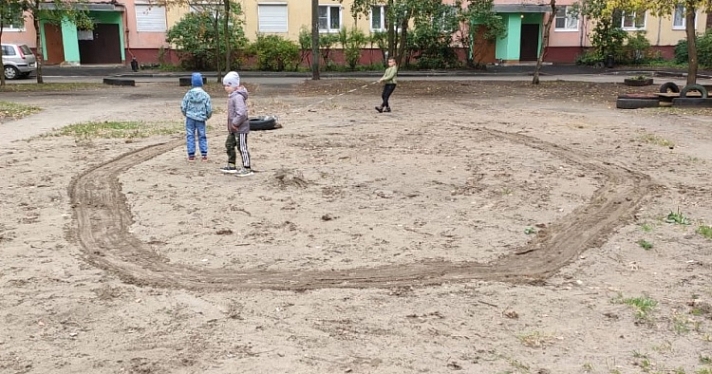 «Про нас забыли»: жители двора в Заволжском районе борются за возвращение детского городка