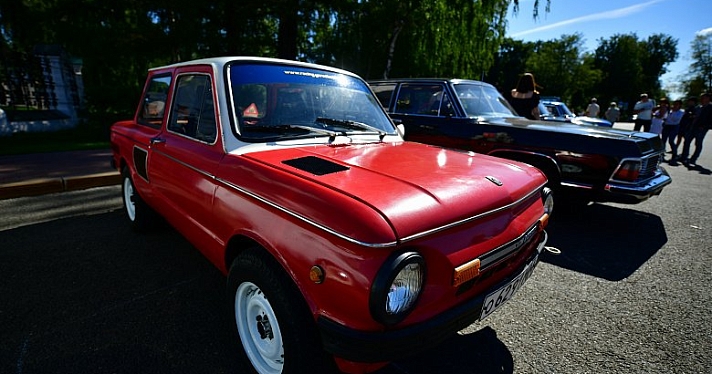 На Советской площади стартовало ралли классических автомобилей_165543