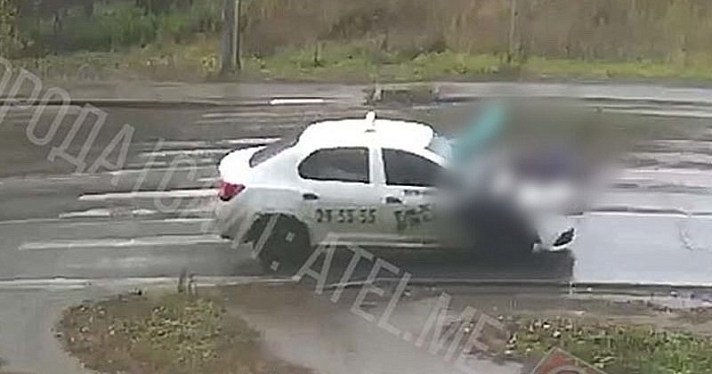 В Рыбинске таксист сбил женщину с ребенком на пешеходном переходе