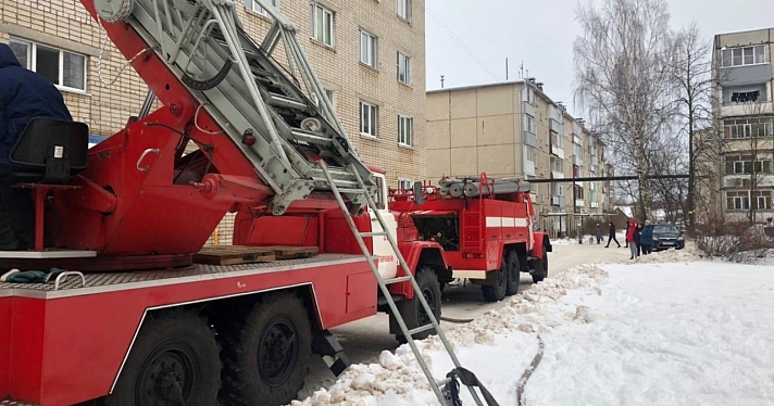 Спички детям — не игрушка: в Ярославской области вспыхнула квартира в пятиэтажном доме_201532