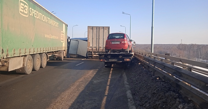 Юбилейный мост встал в огромную пробку: в Ярославле произошло тройное ДТП с грузовиками_233368