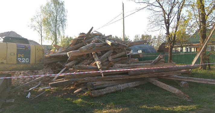 Фото дня. Руины здания волостного управления в Диево-Городище, разрушенного 7 мая_157926