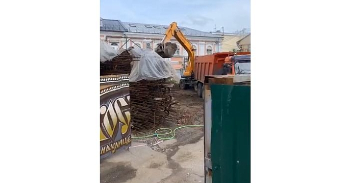 На стройплощадке кинотеатра возле Сретенского храма появилась техника