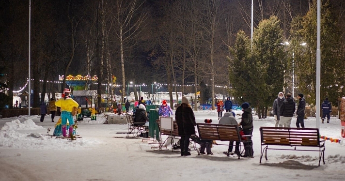 Фото дня. В городском сквере Рыбинска открыли каток_169778