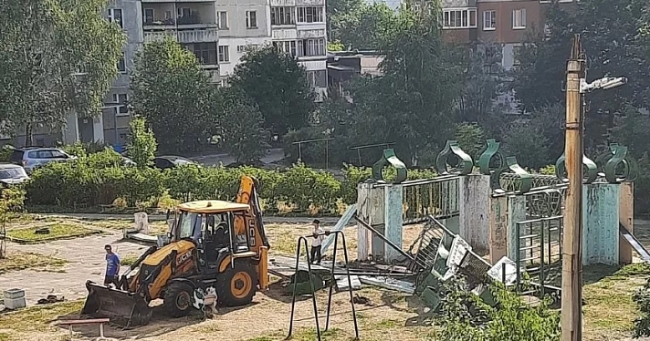 В Дзержинском районе Ярославля снесли легендарную детскую площадку_218421