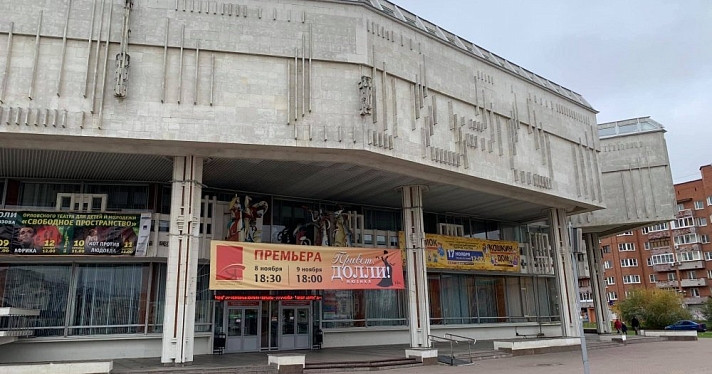 Ярославский ТЮЗ перестал закрывать баннером «Буффонаду» — скульптурную группу на фасаде авторства Елены Пасхиной