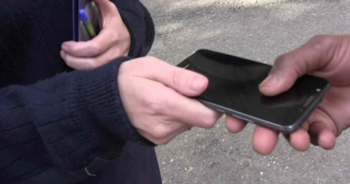 В Ярославле подросток похитил дорогой телефон на улице