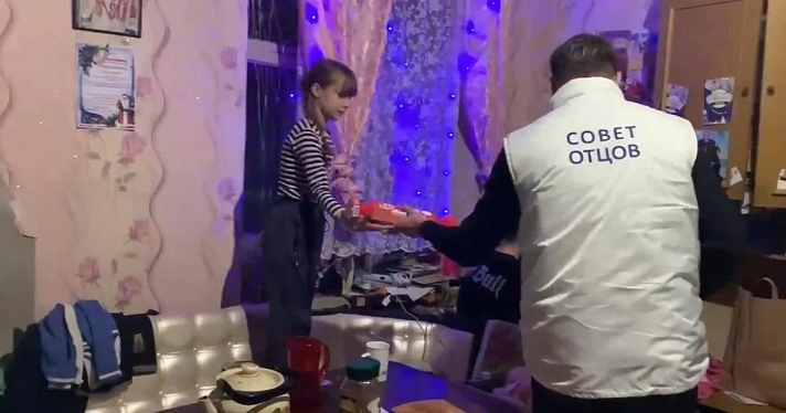 Один воспитывает троих дочерей: ярославцы помогли многодетному отцу переехать из коммуналки_171279