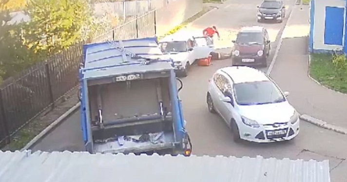 В Ярославле доставщика еды жестко избили за перегороженный проезд