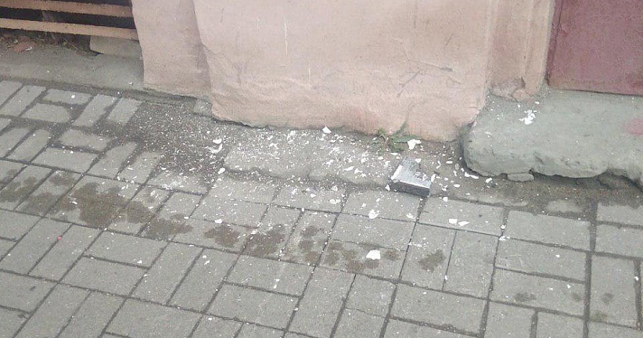 Мемориальную табличку у подъезда дома, где в Ярославле жил Борис Немцов, разбили — горожанин_158312