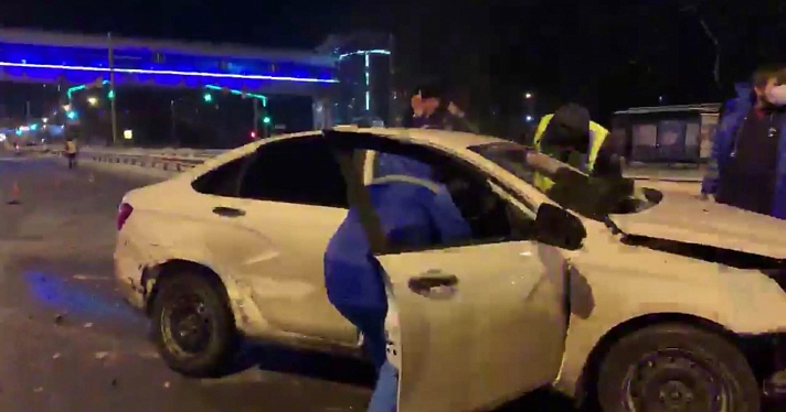 Протаранил фуру и ДПС на Московском: учинившего массовую аварию ярославца нашли без сознания_170604