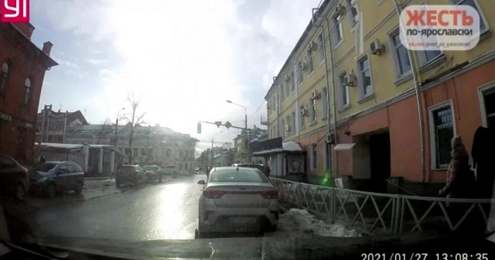 Видео дня. В центре Ярославля обрушилась ледяная глыба